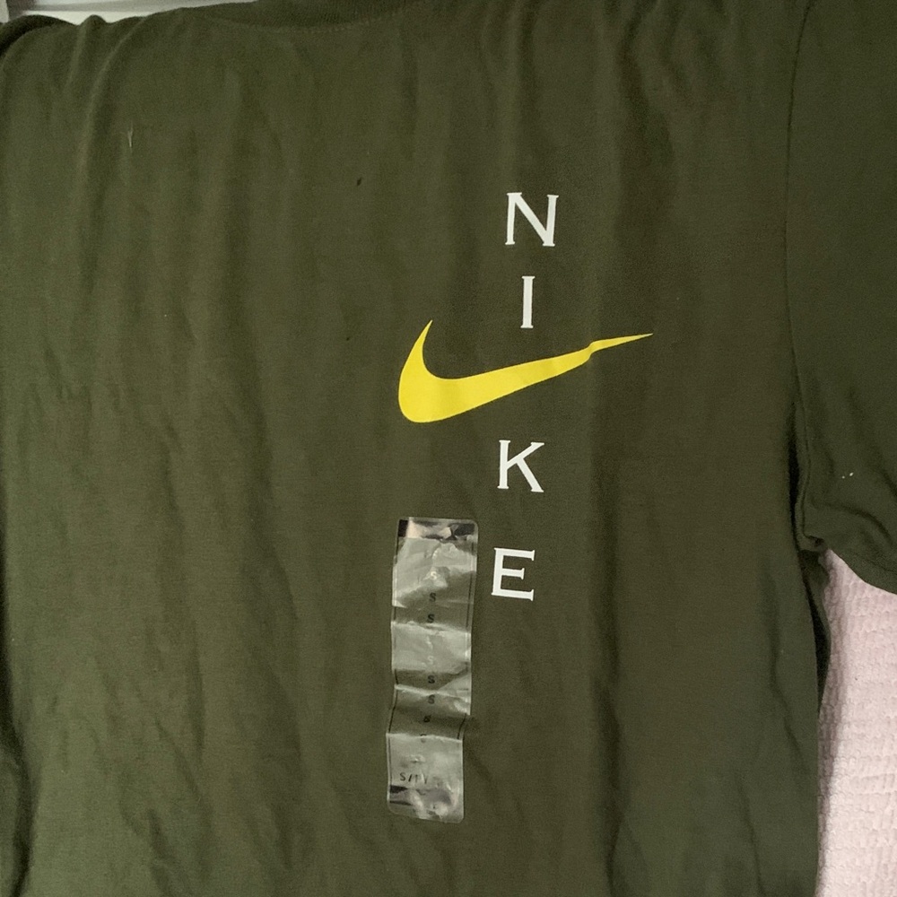 Nike Men's Olive Green Short Sleeve Tee with Yellow Swoosh - Picture 3 of 4